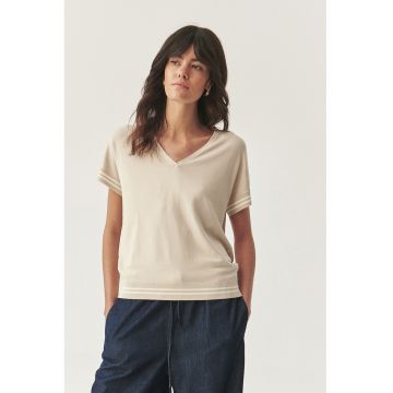 Tricou cu dungi contrastante si decolteu in V