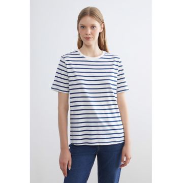 Tricou cu dungi si decolteu la baza gatului
