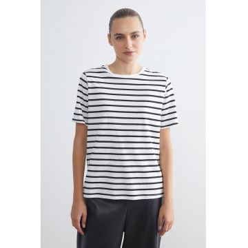 Tricou cu dungi si decolteu la baza gatului
