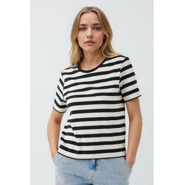 Tricou cu dungi si decolteu la baza gatului