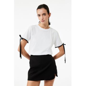 Tricou cu funde si decolteu la baza gatului