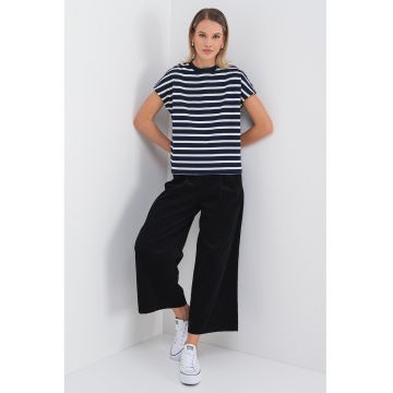 Tricou cu nasturi decorativi pe maneci