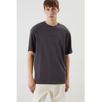 Tricou de bumbac cu decolteu la baza gatului Tricou de bumbac cu decolteu la baza gatului