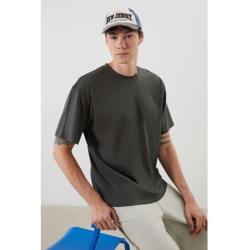 Tricou din bumbac cu decolteu la baza gatului Tricou din bumbac cu decolteu la baza gatului