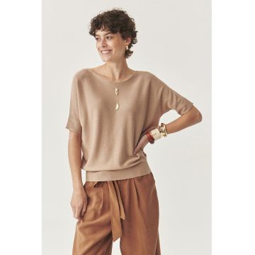 Tricou lejer cu decolteu barcuta