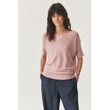 Tricou lejer cu decolteu barcuta