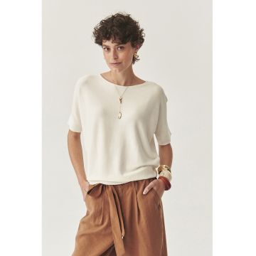 Tricou lejer cu decolteu barcuta