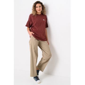Tricou lejer cu decolteu la baza gatului