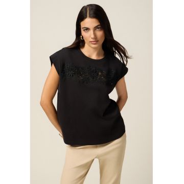 Tricou lejer cu detalii decupate