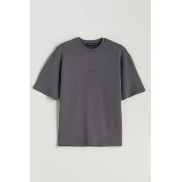 Tricou lejer cu text brodat