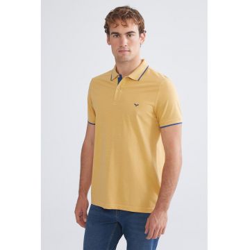Tricou polo cu terminatii contrastante Tricou polo cu terminatii contrastante