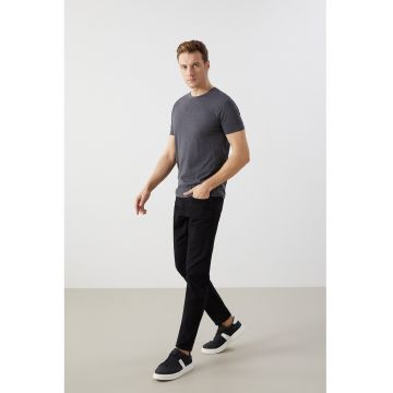 Tricou slim fit cu decolteu la baza gatului