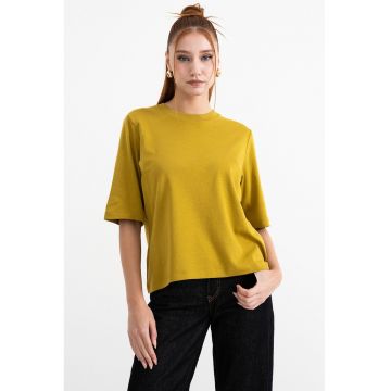 Tricou uni cu decolteu la baza gatului