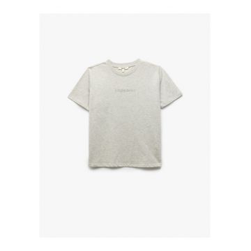 Tricou cu imprimeu text si decolteu la baza gatului