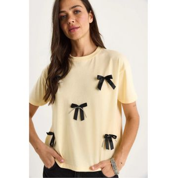 Tricou crop -  cu model si accesorii - galben - bumbac