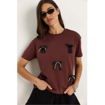 Tricou crop -  cu model si accesorii - maro - bumbac