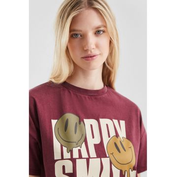 Tricou cu decolteu la baza gatului si imprimeu grafic