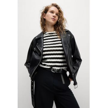 Tricou cu decolteu la baza gatului si model in dungi