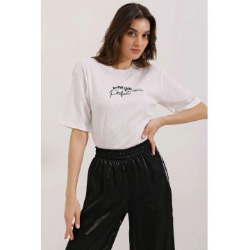 Tricou dama  supradimensionat - texturat - alb - poliester/ lycra - cu guler rotund si broderie