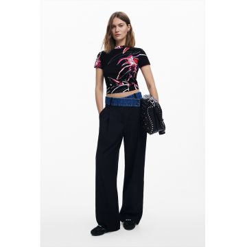 Tricou crop cu model abstract