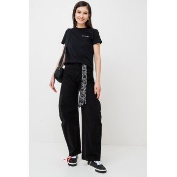 Tricou cu decolteu la baza gatului