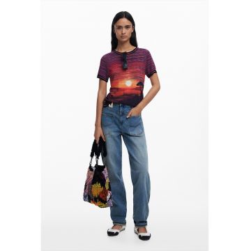 Tricou cu decolteu la baza gatului si model cu peisaj