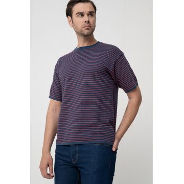 Tricou cu decolteu la baza gatului si imprimeu in dungi