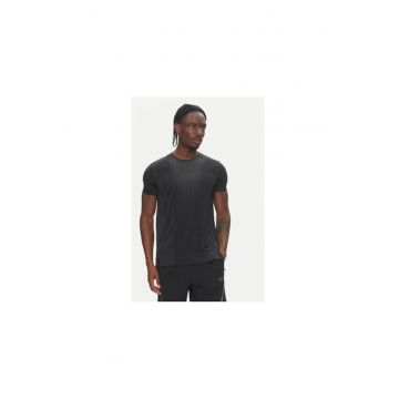 Tricou tehnic cu decolteu la baza gatului
