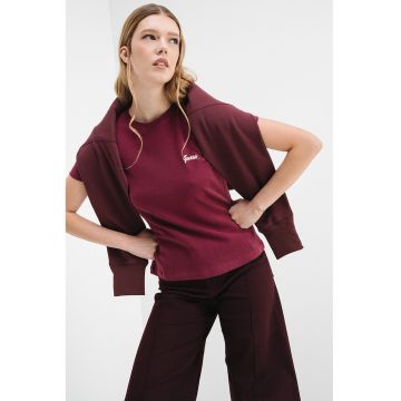 Tricou cu decolteu la baza gatului