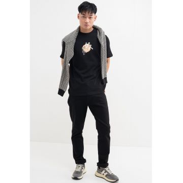 Tricou cu decolteu la baza gatului si imprimeu pe spate