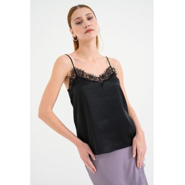 Top lejer cu garnituri de dantela