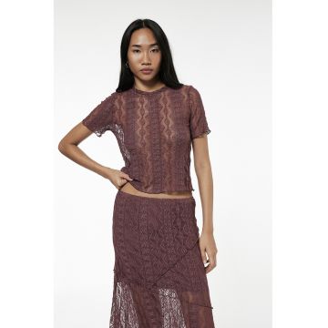 Tricou cu dantela si decolteu la baza gatului Tricou cu dantela si decolteu la baza gatului