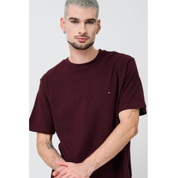 Tricou cu decolteu la baza gatului Tricou cu decolteu la baza gatului