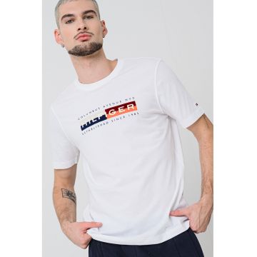 Tricou cu decolteu la baza gatului si imprimeu