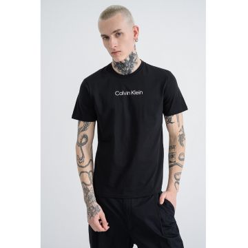 Tricou cu decolteu la baza gatului si imprimeu logo Tricou cu decolteu la baza gatului si imprimeu logo