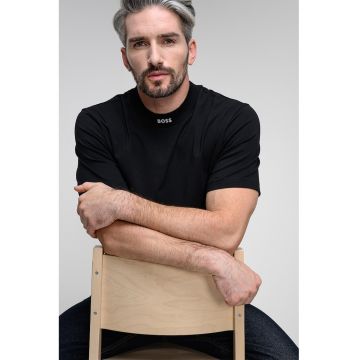 Tricou cu decolteu la baza gatului si logo Tricou cu decolteu la baza gatului si logo