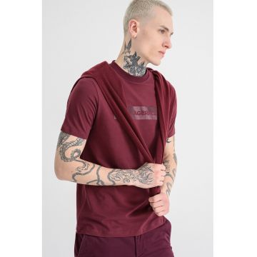 Tricou cu decolteu la baza gatului si logo Tricou cu decolteu la baza gatului si logo