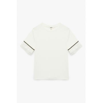 Tricou cu garnituri din dantela si decolteu la baza gatului Tricou cu garnituri din dantela si decolteu la baza gatului