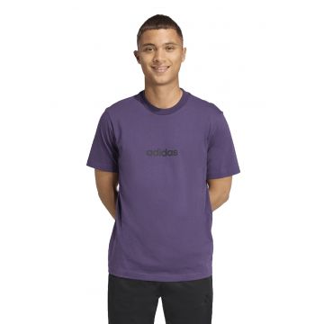 Tricou cu logo pe piept si decolteu la baza gatului Tricou cu logo pe piept si decolteu la baza gatului