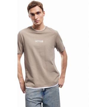 Tricou din bumbac cu design text si decolteu la baza gatului