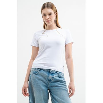 Tricou slim fit cu decolteu la baza gatului
