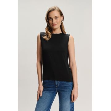 Top uni cu decolteu la baza gatului Top uni cu decolteu la baza gatului