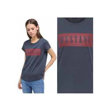 Tricou Dama -  Model Alina C Logo Tee - Croiala Clasica Regular Fit - 100% Bumbac - Moale Si Comod - Cu Imprimeu Logo - Bun Pentru Fiecare Zi Si Tinute Casual - Marimea XS - Albastru Tricou Dama -  Model Alina C Logo Tee - Croiala Clasica Regular Fit - 100% Bumbac - Moale Si Comod - Cu Imprimeu Logo - Bun Pentru Fiecare Zi Si Tinute Casual - Marimea XS - Albastru