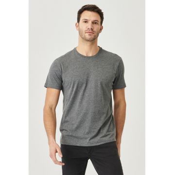 Tricou de bumbac cu decolteu la baza gatului si model unisex Tricou de bumbac cu decolteu la baza gatului si model unisex