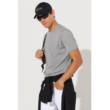 Tricou de bumbac cu decolteu la baza gatului si model unisex Tricou de bumbac cu decolteu la baza gatului si model unisex