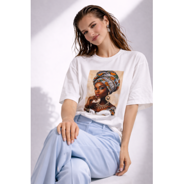 Tricou dama alb cu imprimeu fata cu turban si cercei statement