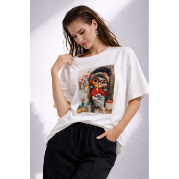 Tricou dama alb cu imprimeu fetita cu ochelari si cercei rosii