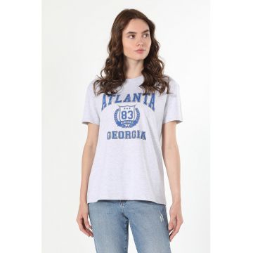 Tricou cu decolteu la baza gatului si imprimeu