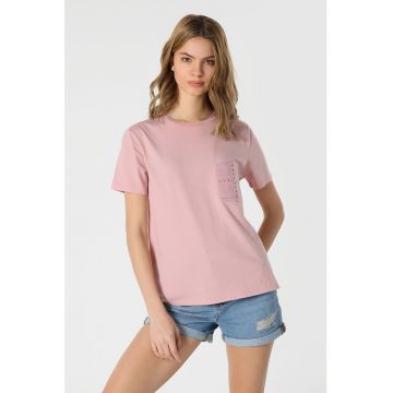 Tricou cu decolteu la baza gatului si buzunar aplicat pe piept