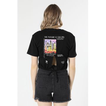 Tricou crop cu imprimeu pe partea din spate